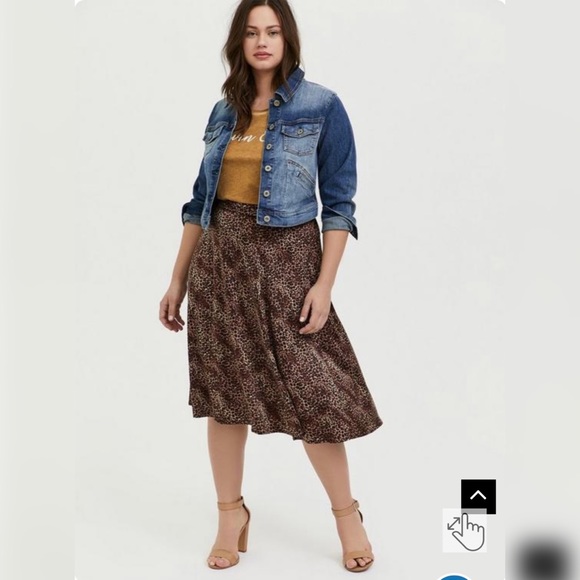 NWT Torrid Crop Denim Jacket - Medium Wash. Size 1. - Picture 10 of 13